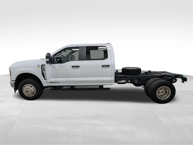 New 2026 Oxford White Ford F-350® XL image 33