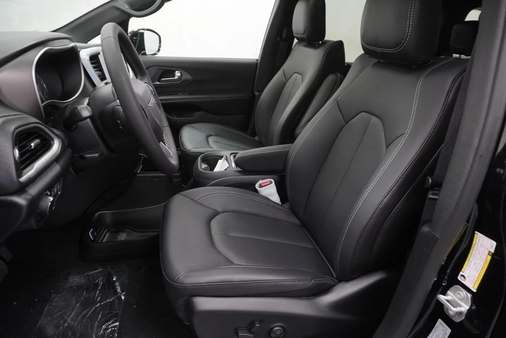 New 2027 Diamond Black Crystal Pearl-Coat Exterior Paint Chrysler Select image 15