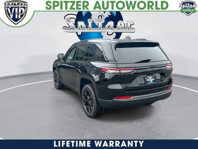 New 2026 Diamond Black Crystal Pearl-Coat Exterior Paint Jeep Laredo Altitude image 7