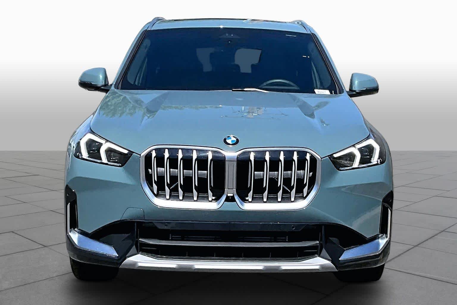 Used 2026 Cape York Green Metallic BMW xDrive28i image 3