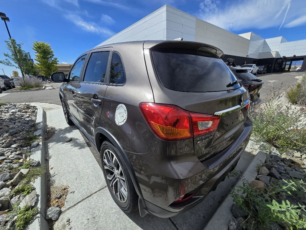 Used 2018 Quartz Brown Metallic Mitsubishi SE 2.4 image 14