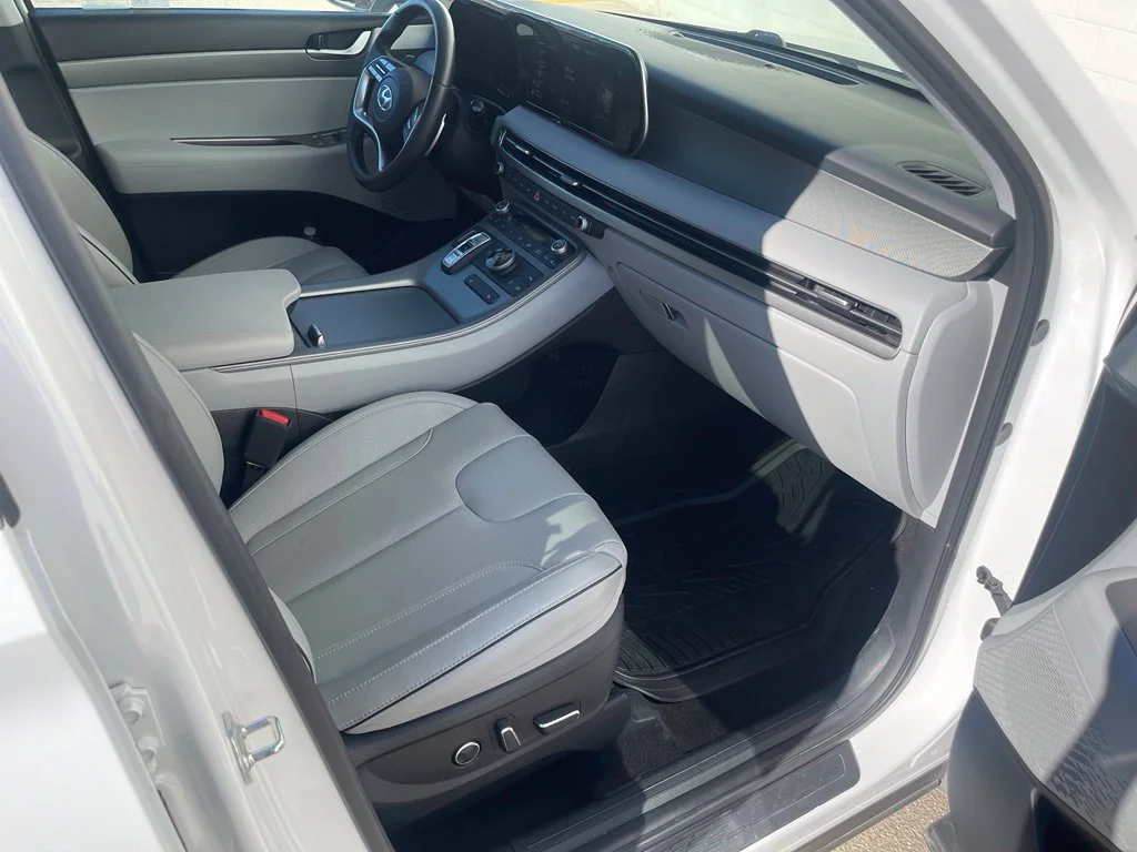 Used 2025 White Hyundai SEL image 33