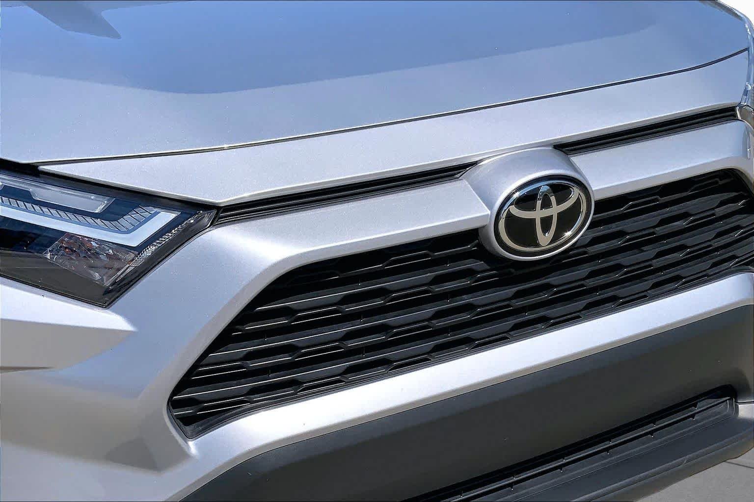 Used 2025 Silver Sky Metallic Toyota XLE image 31
