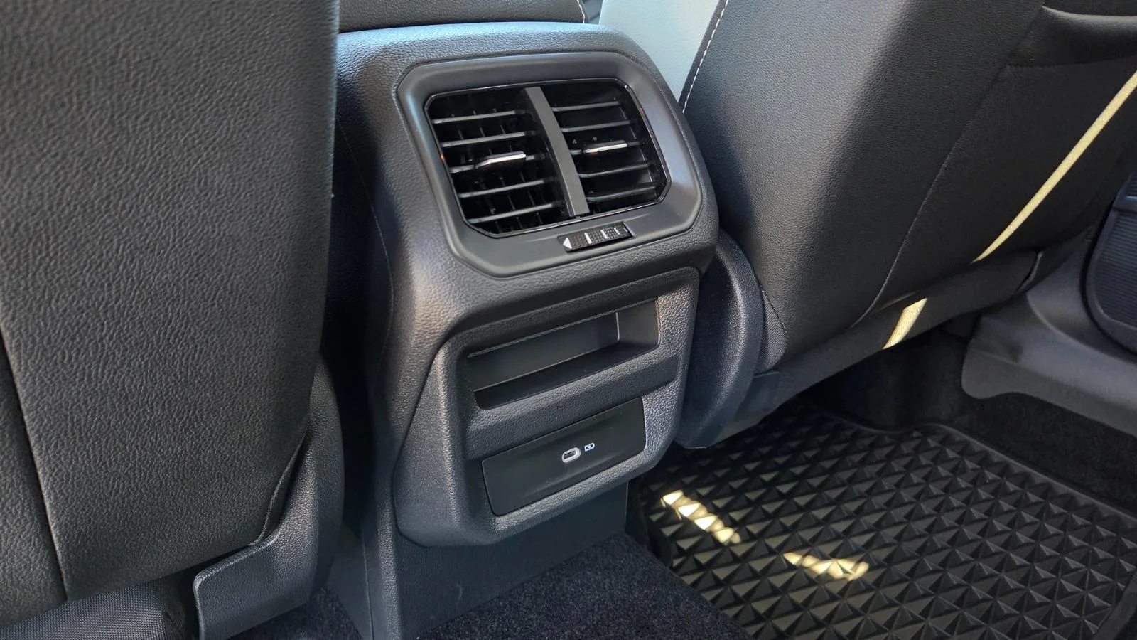 2025 Volkswagen Taos SE - Photo 46