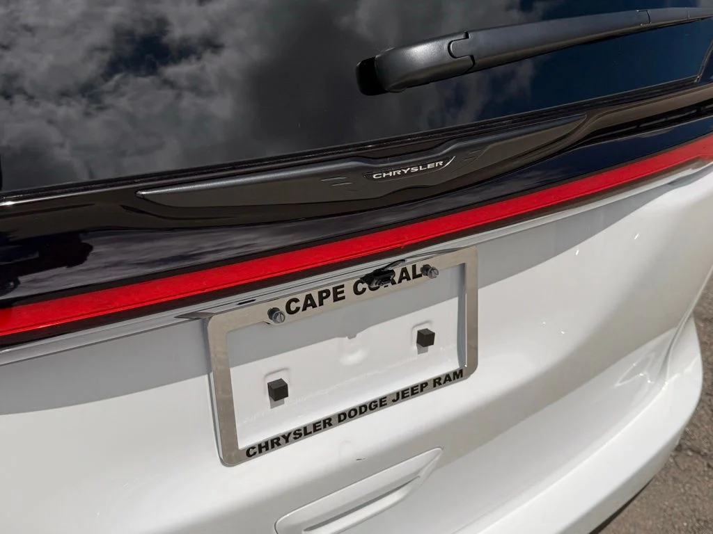 New 2026 Bright White Clear-Coat Exterior Paint Chrysler Select image 30