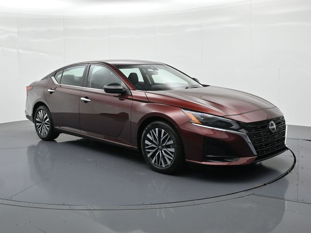 Used 2025 Garnet Pearl Nissan SV FWD image 3