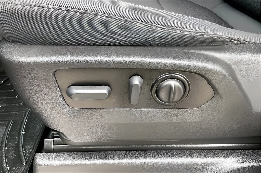 Used 2022 Silver Chevrolet RST image 23