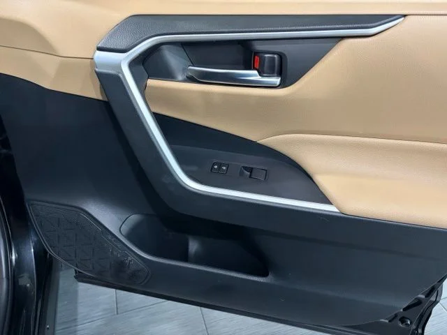 Used 2020 Black Toyota XLE image 13
