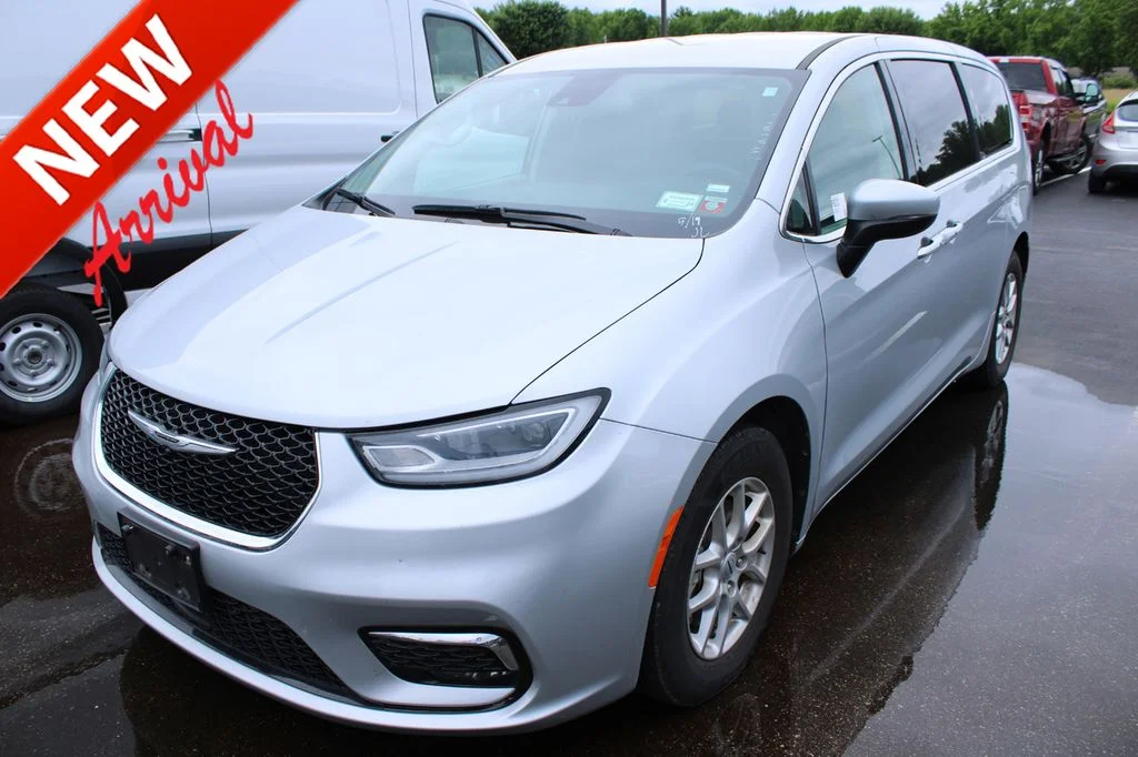 2023 Chrysler Pacifica Touring L's photo