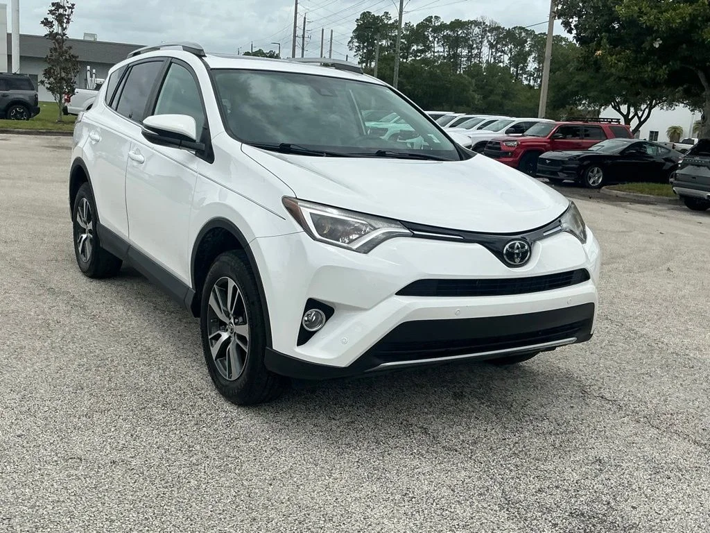 Used 2017 White Toyota XLE image 18