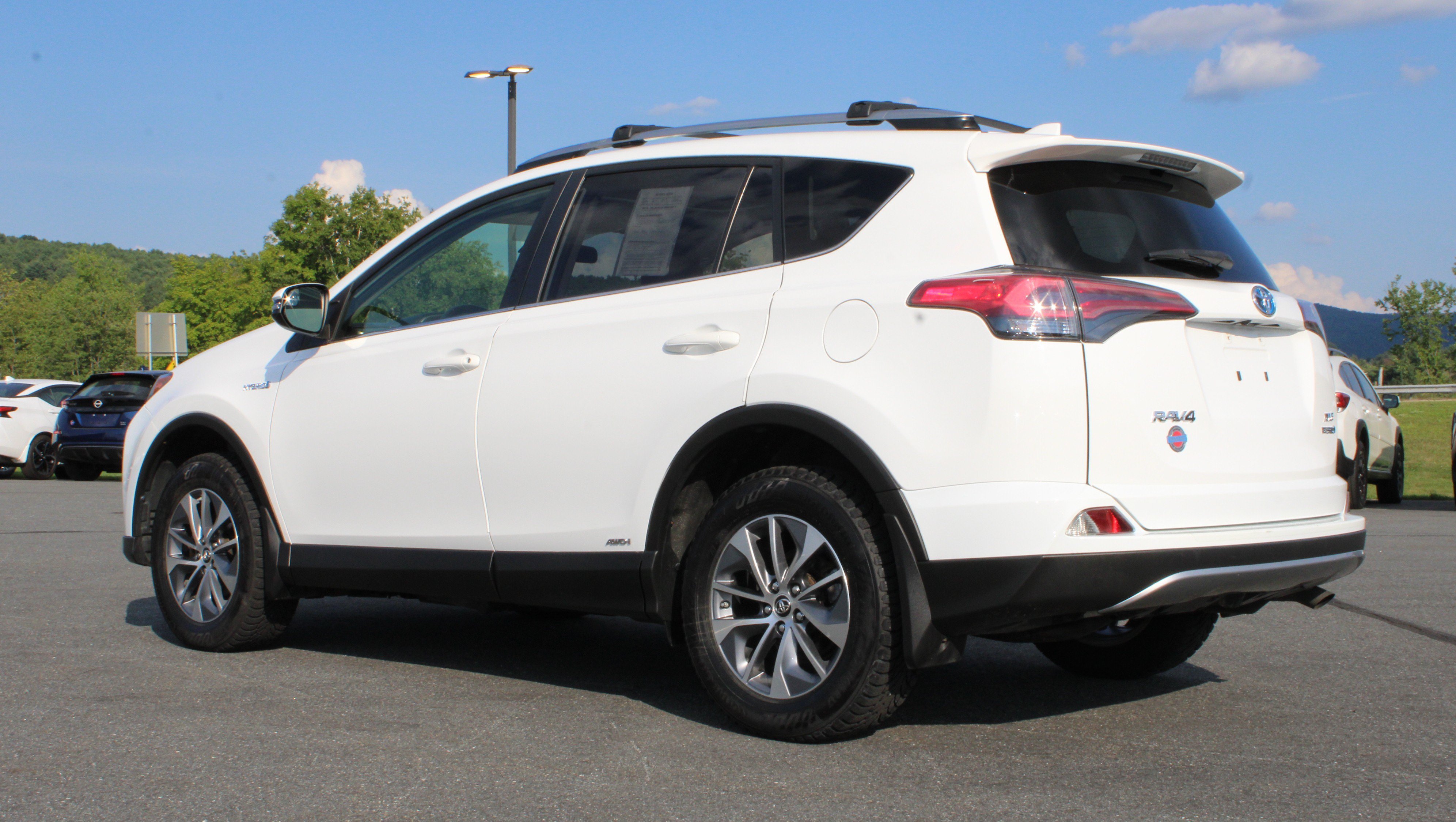 Used 2018 White Toyota  image 12