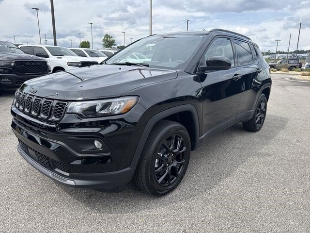 New 2026 Diamond Black Crystal Pearl-Coat Exterior Paint Jeep Latitude image 3