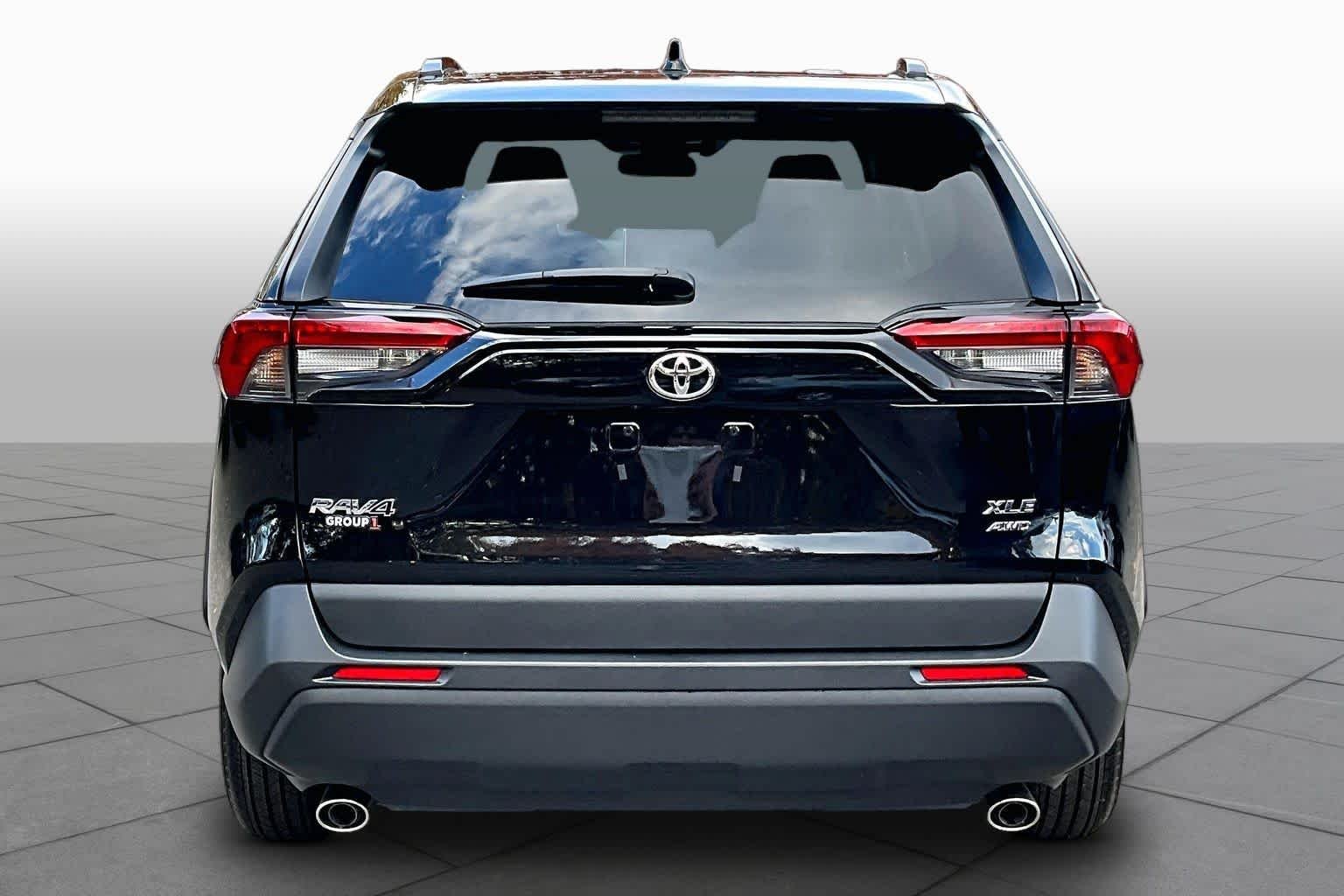 Used 2025 Midnight Black Metallic Toyota XLE image 5