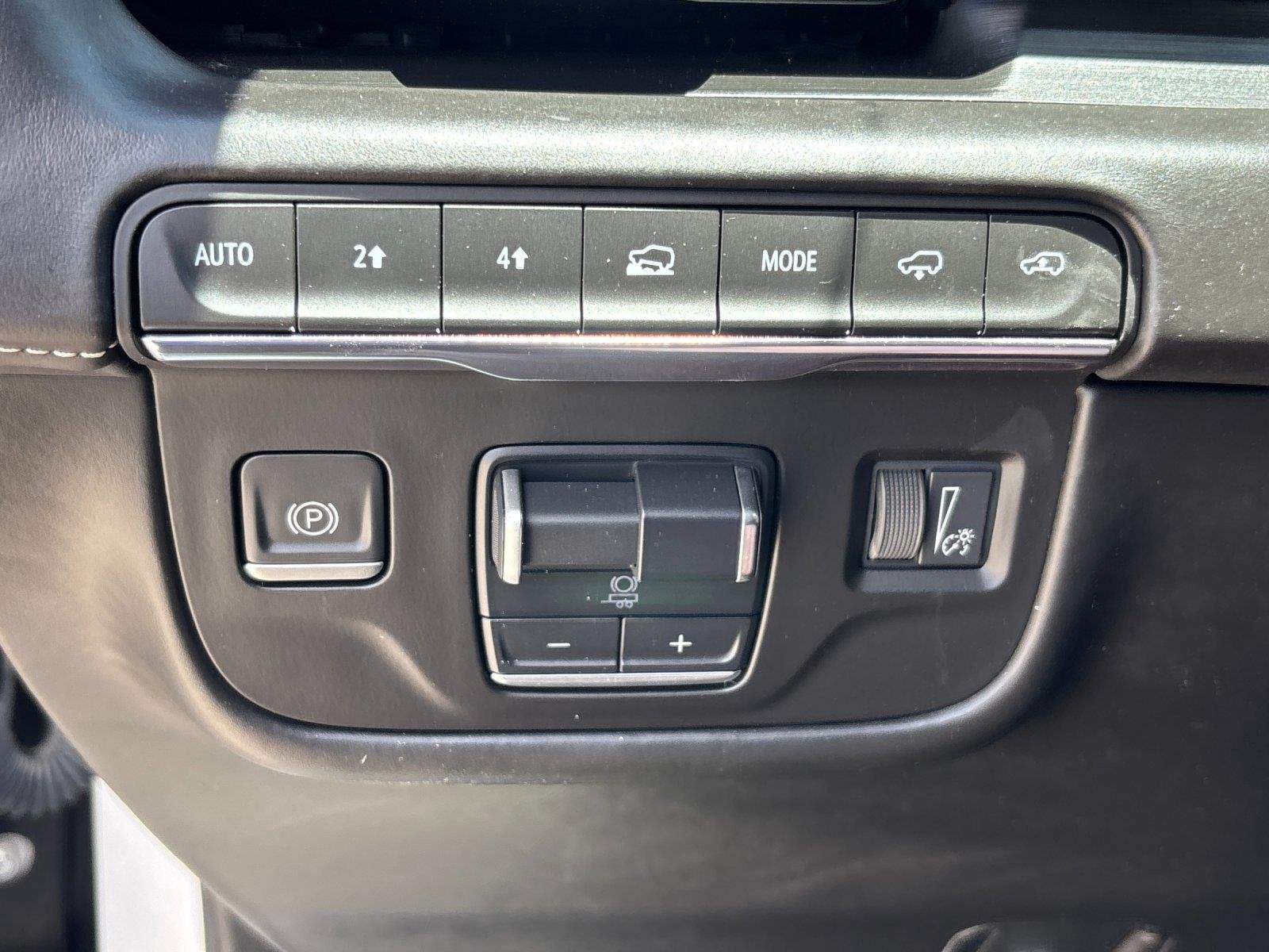 Used 2023 Crystal White Tricoat Cadillac 4WD Sport Platinum image 17