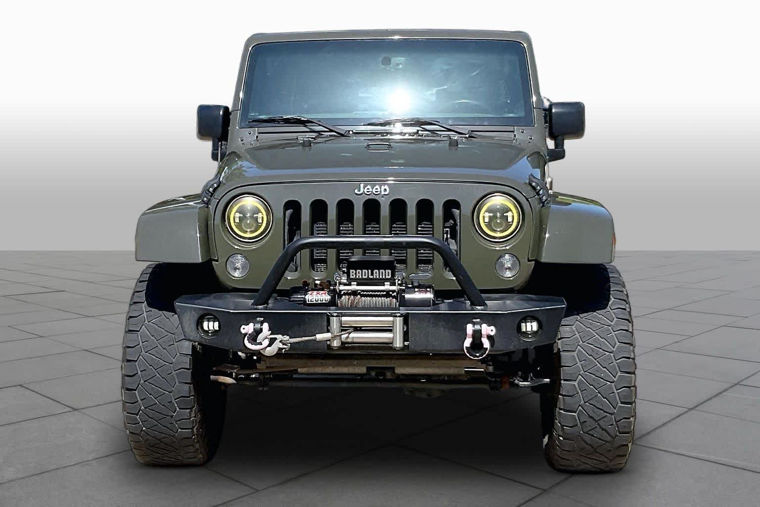 Used 2015 Tank Clearcoat Jeep Sahara image 4