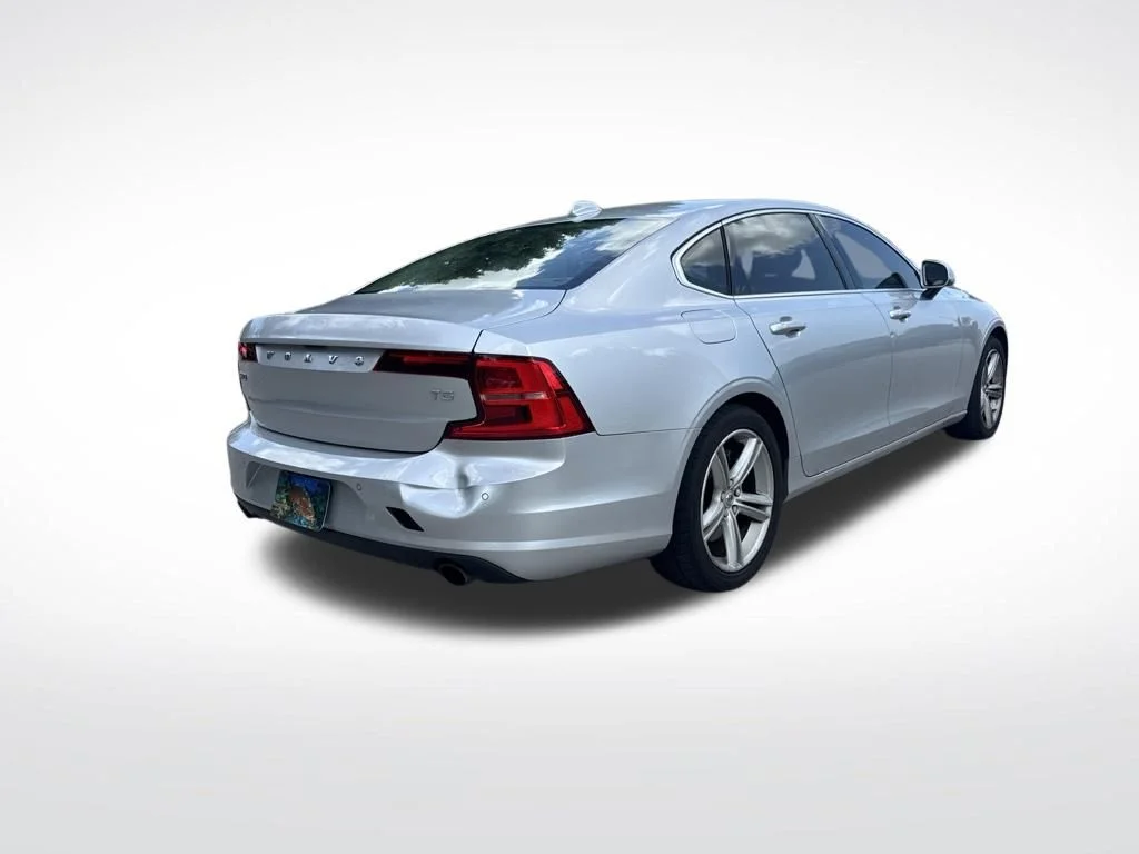 Used 2018 Silver Volvo T5 Momentum image 5