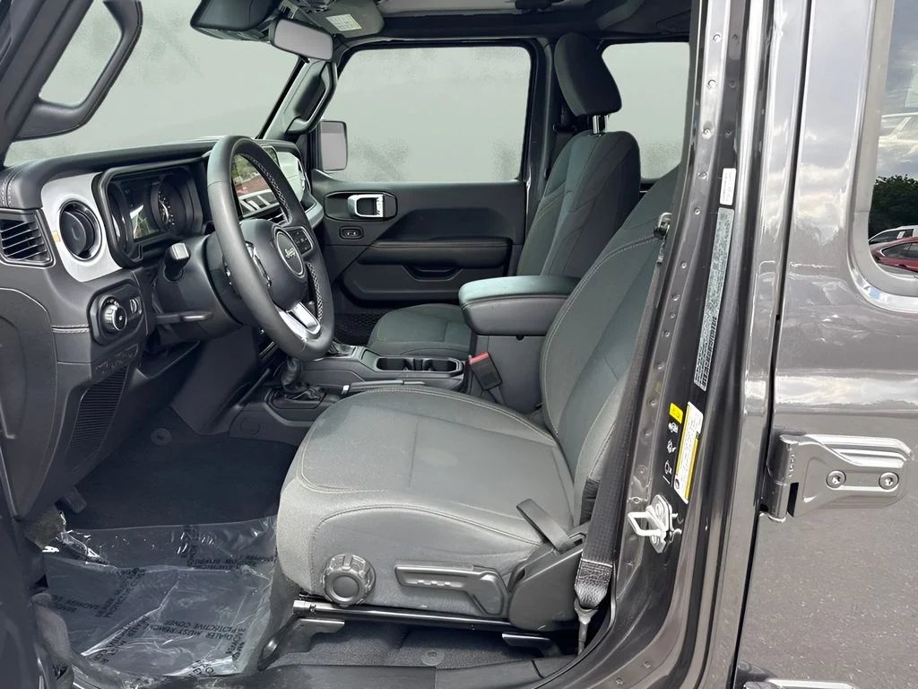 Used 2025 Gray Jeep Sahara image 9