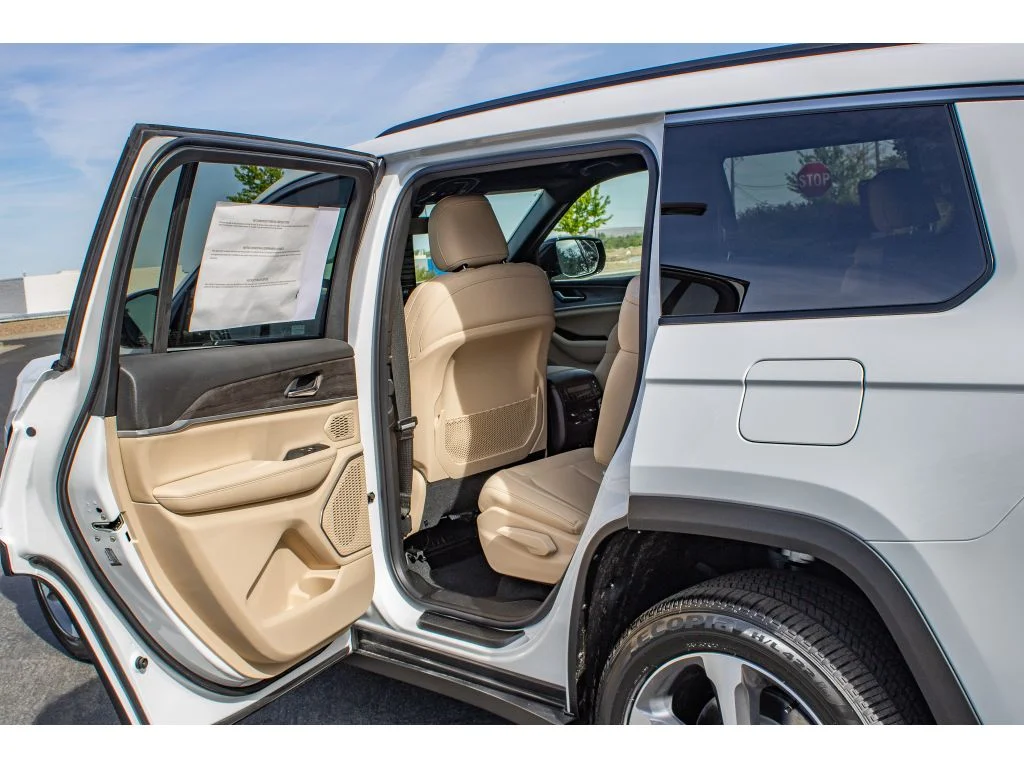New 2026 Bright White Clear-Coat Exterior Paint Jeep Limited image 15
