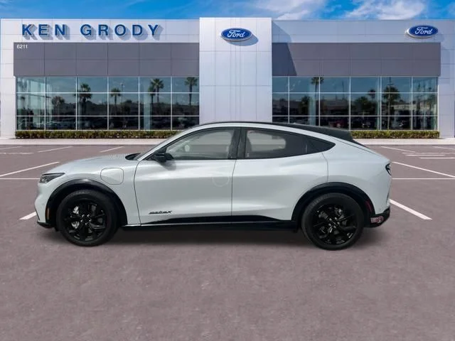 Used 2023 White Ford Premium image 5