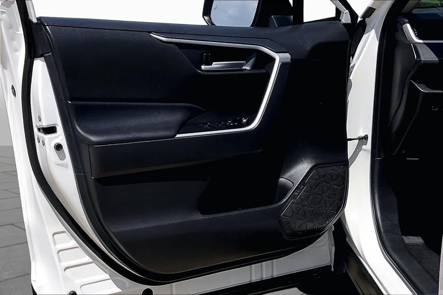 Used 2025 Ice Cap Toyota XLE image 22