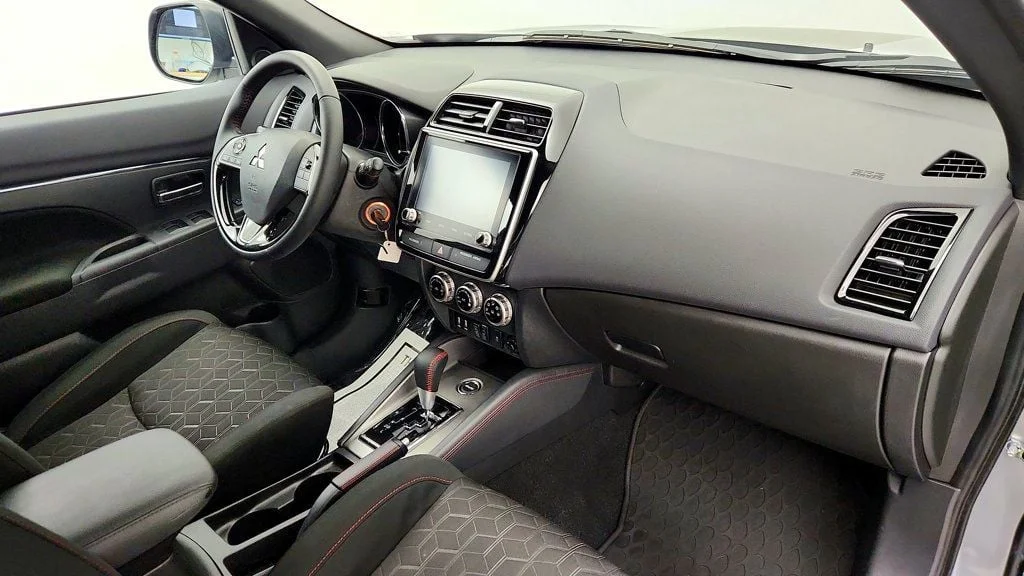Used 2025 Alloy Silver Metallic Mitsubishi Trail Edition 2.0 AWC image 23