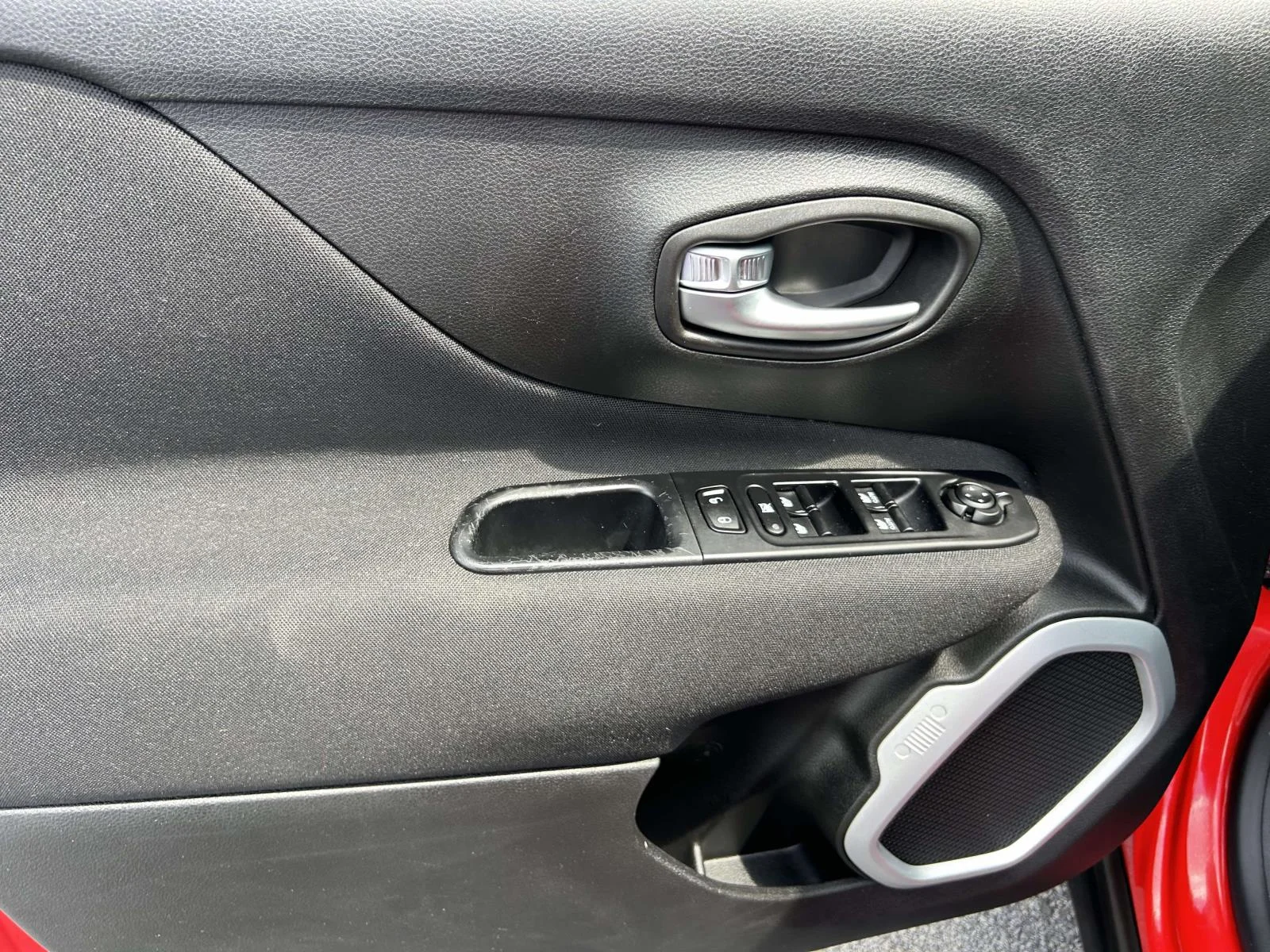 Used 2019 Red Jeep Latitude FWD image 15