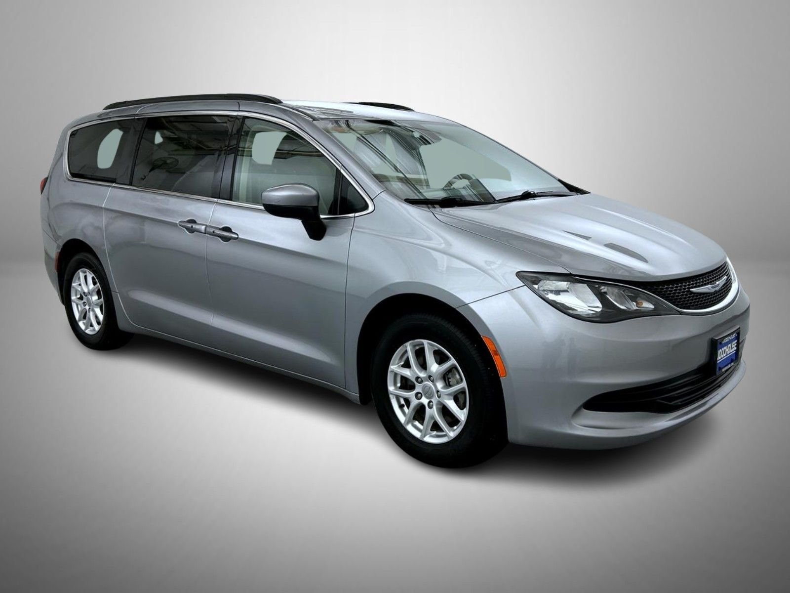 Used 2020 Silver Chrysler LXI image 3