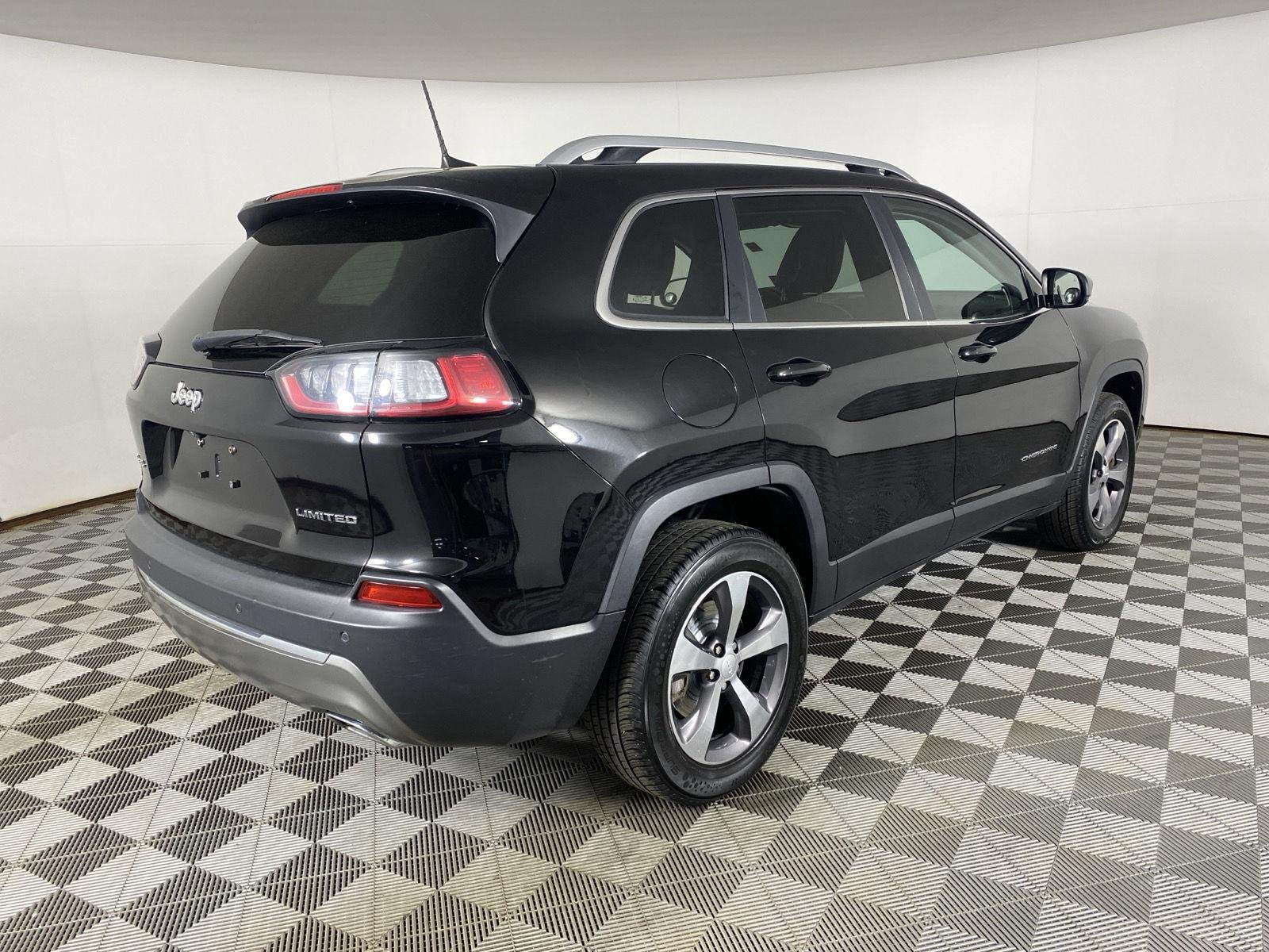 Used 2020 Diamond Black Crystal Pearlcoat Jeep Limited image 10