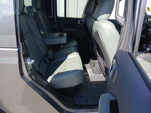 New 2026 Granite Crystal Metallic Clear-Coat Exterior Paint Jeep Mojave X image 21