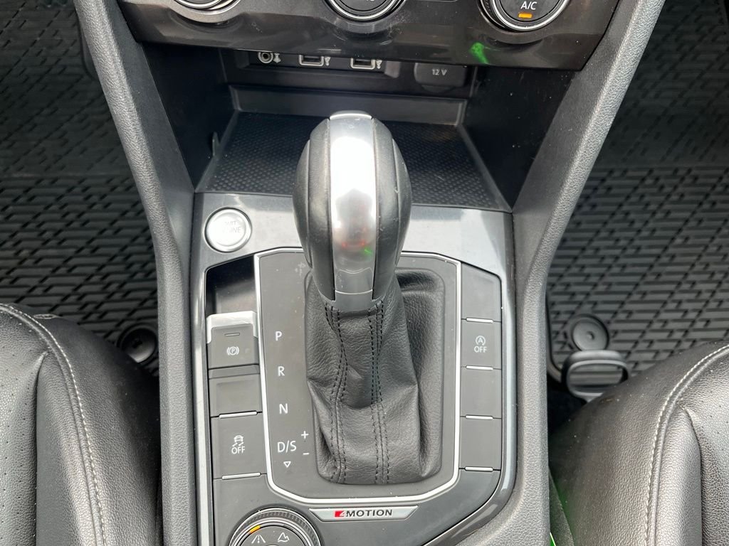 Used 2018 Black Volkswagen 2.0T SEL image 16