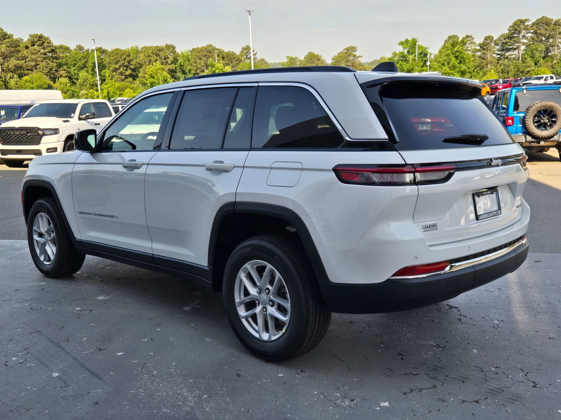 New 2026 Bright White Clear-Coat Exterior Paint Jeep Laredo image 5