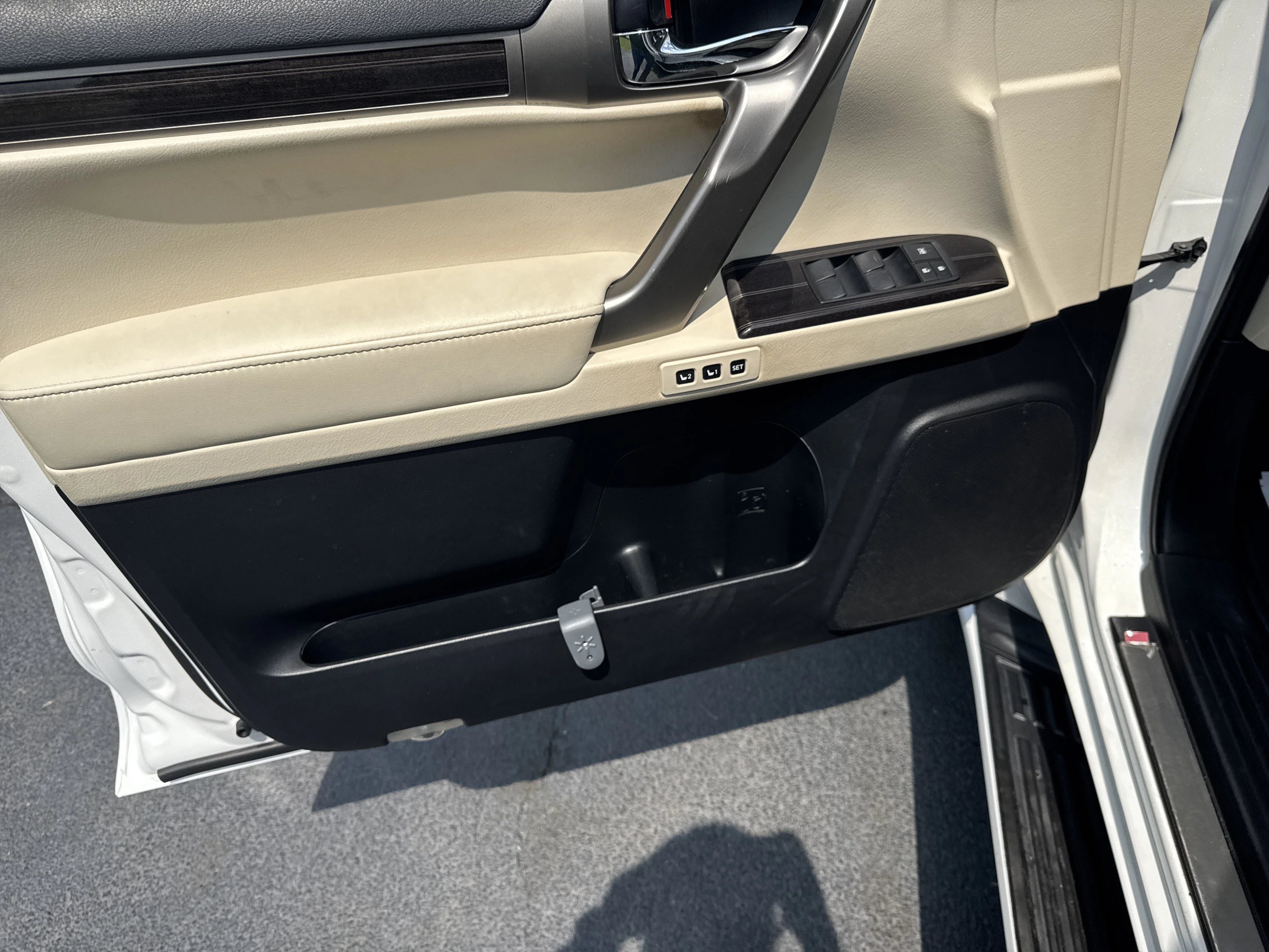 Used 2021 Starfire Pearl Lexus 460 image 23
