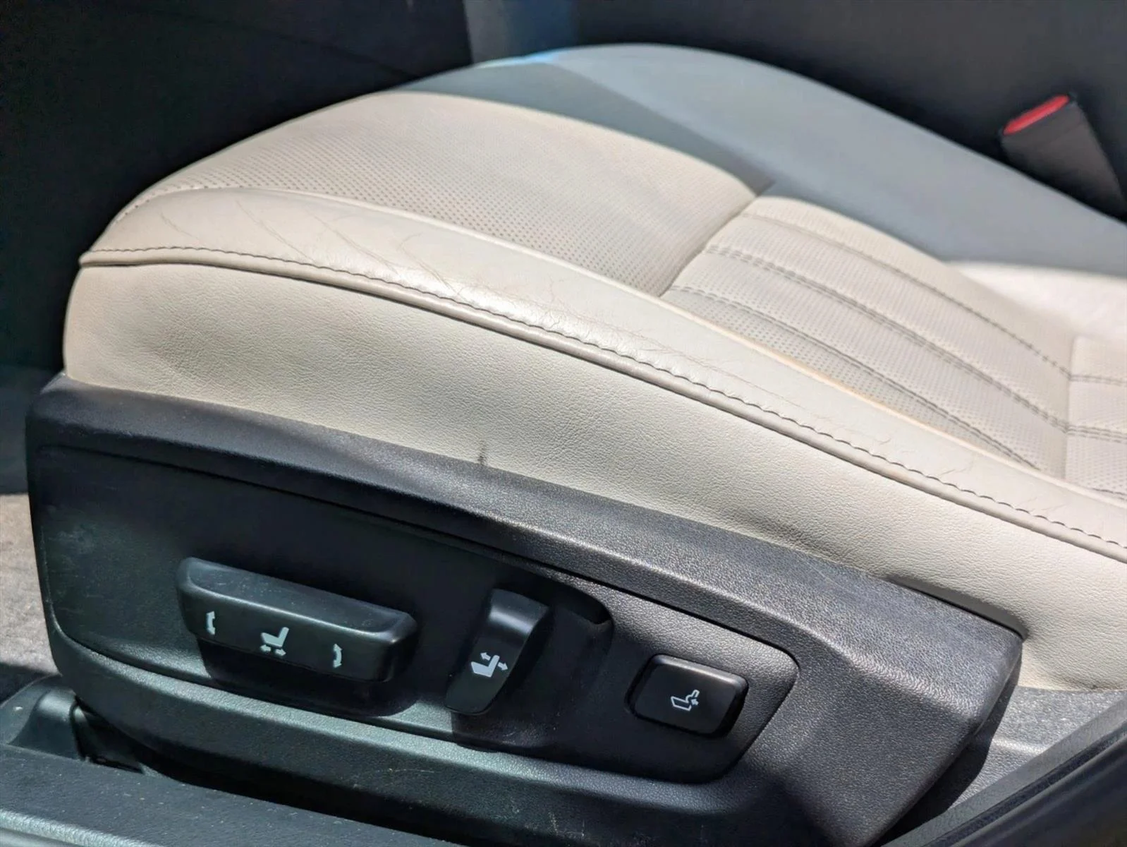 Used 2016 Atomic Silver Lexus  image 3