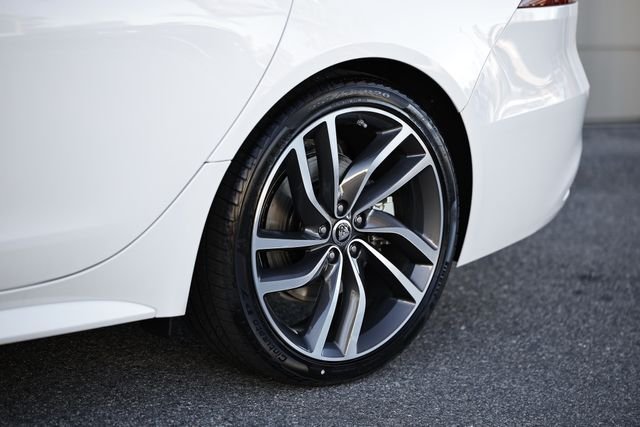 New 2024 Fuji White JAGUAR P300 R-DYNAMIC SE AWD image 6