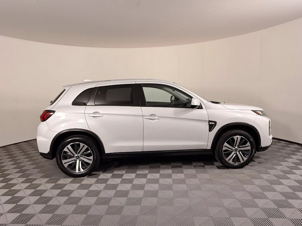 Used 2024  Mitsubishi 2.0 ES image 7