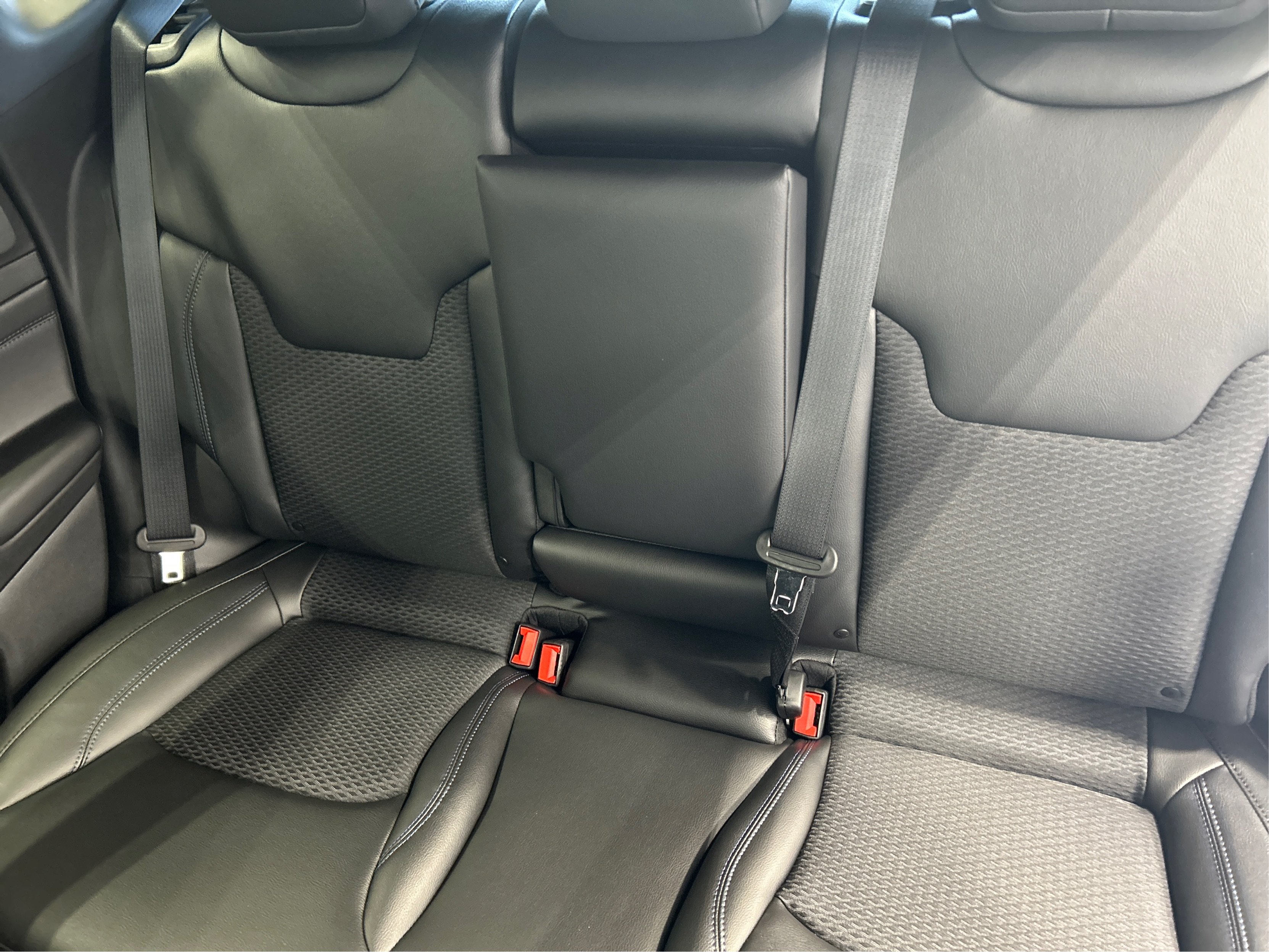 New 2026 Diamond Black Crystal Pearl-Coat Exterior Paint Jeep Latitude image 13