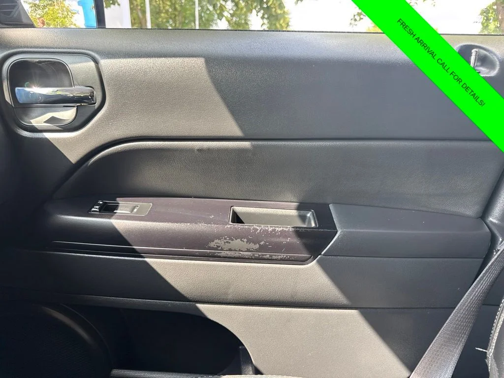 Used 2016 Crystal Metallic Jeep Latitude image 31