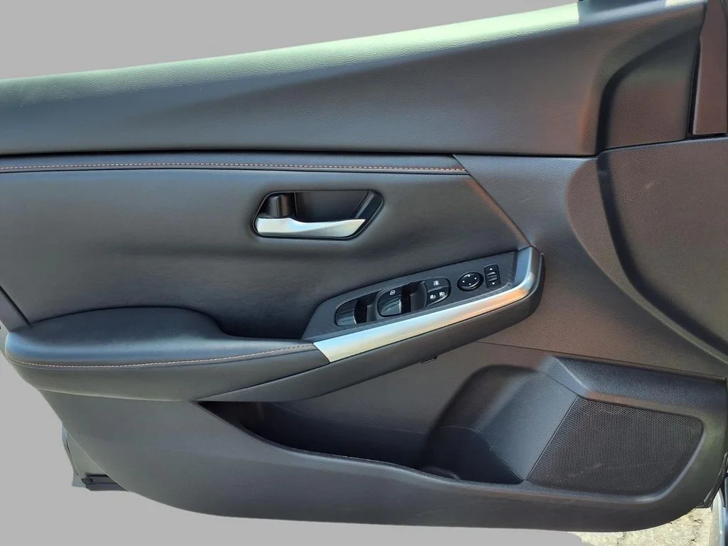 Used 2022 Gray Nissan SR image 16