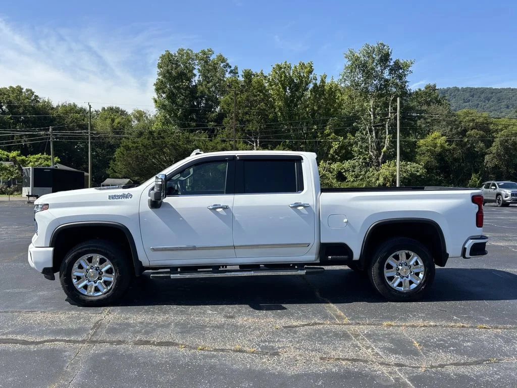 Used 2024 Summit White Chevrolet High Country image 6
