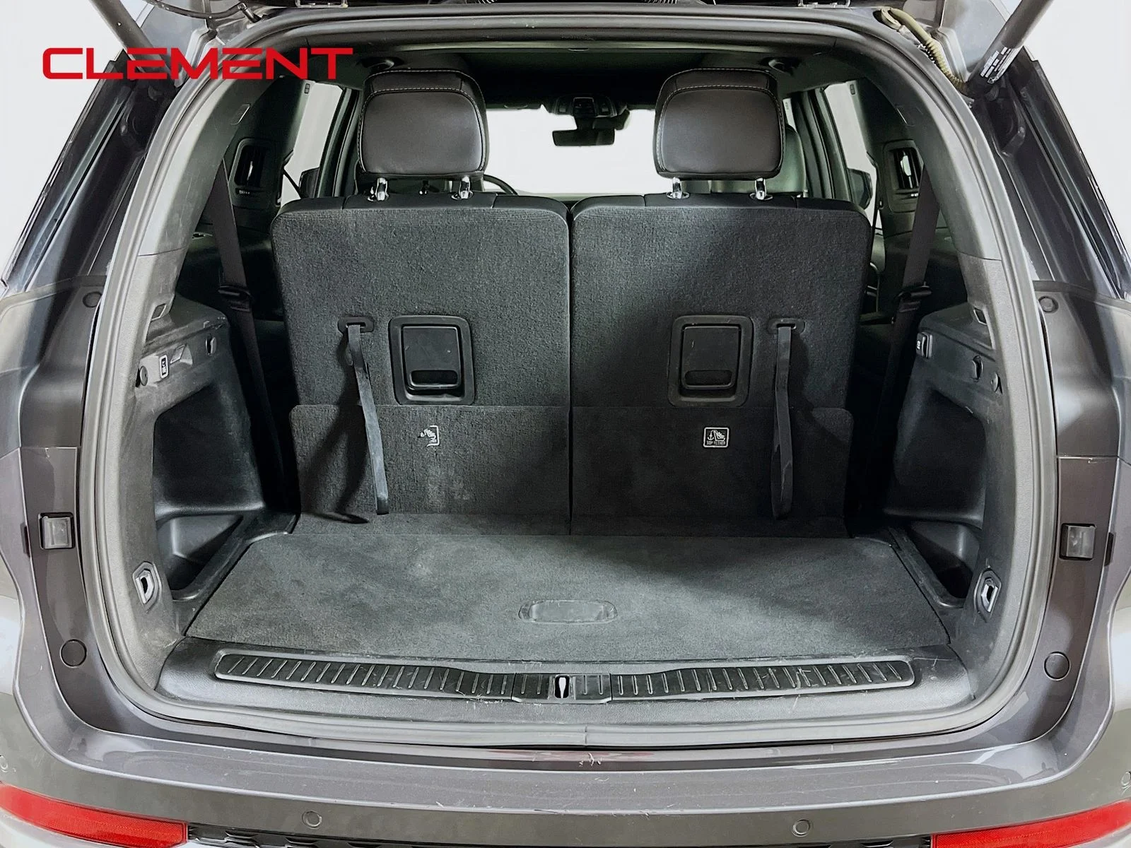 Used 2024 Gray Jeep Limited image 9