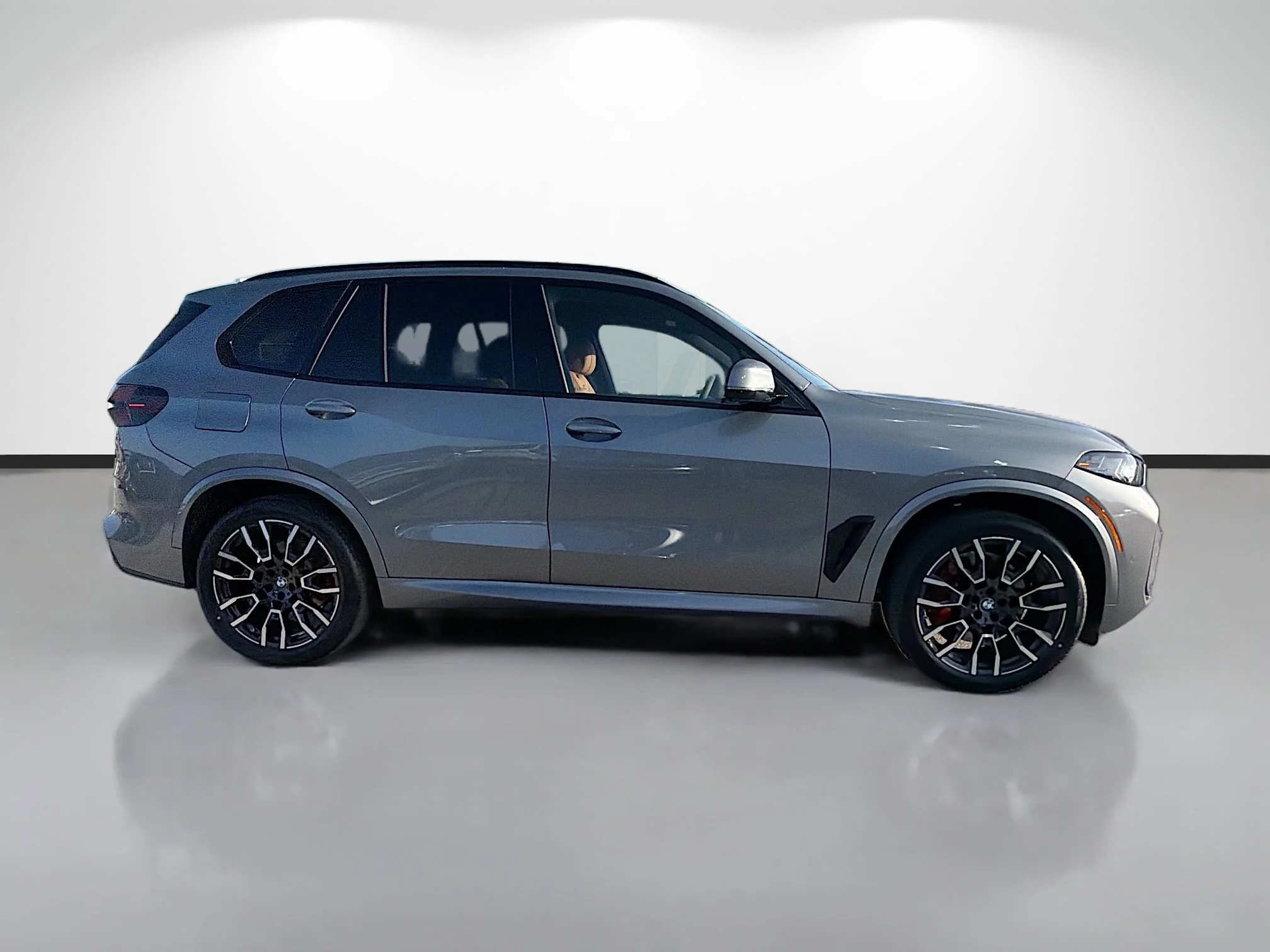 New 2026 Skyscraper Grey Metallic BMW sDrive40i image 2