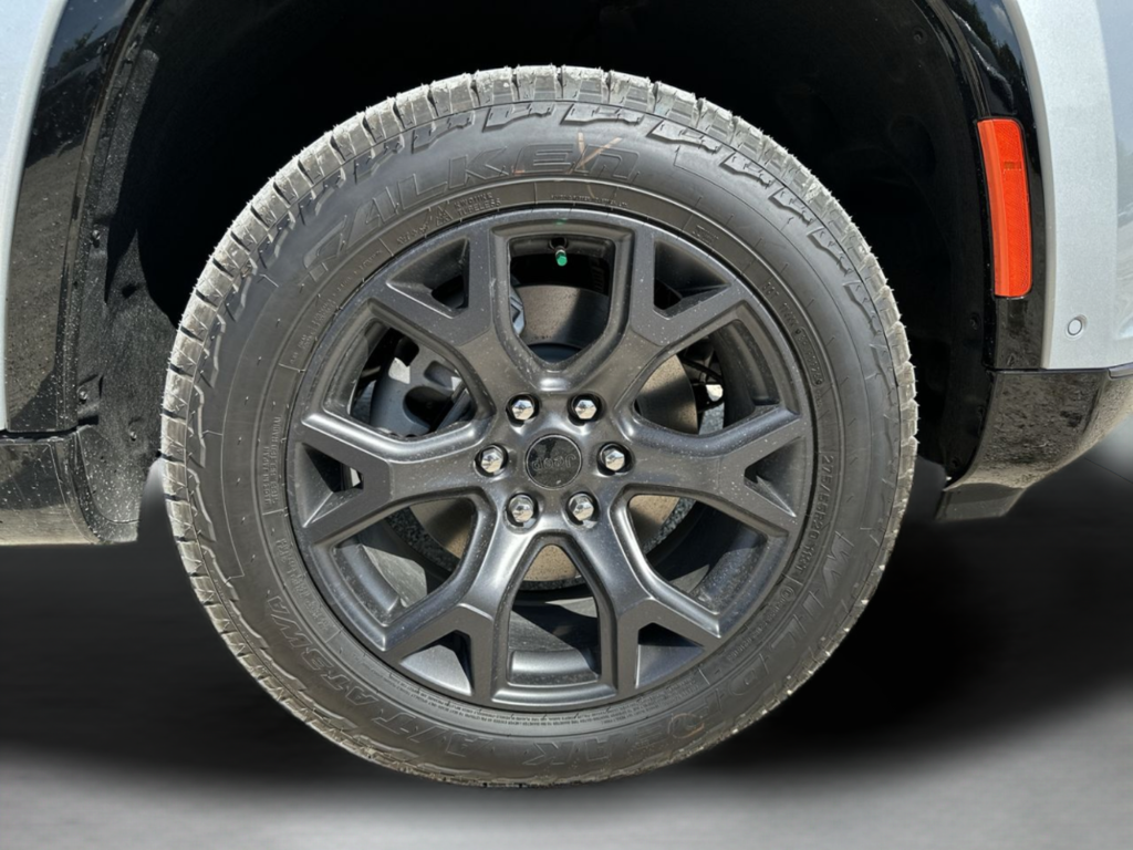 New 2026 Silver-Zynith Exterior Paint Jeep Upland image 45