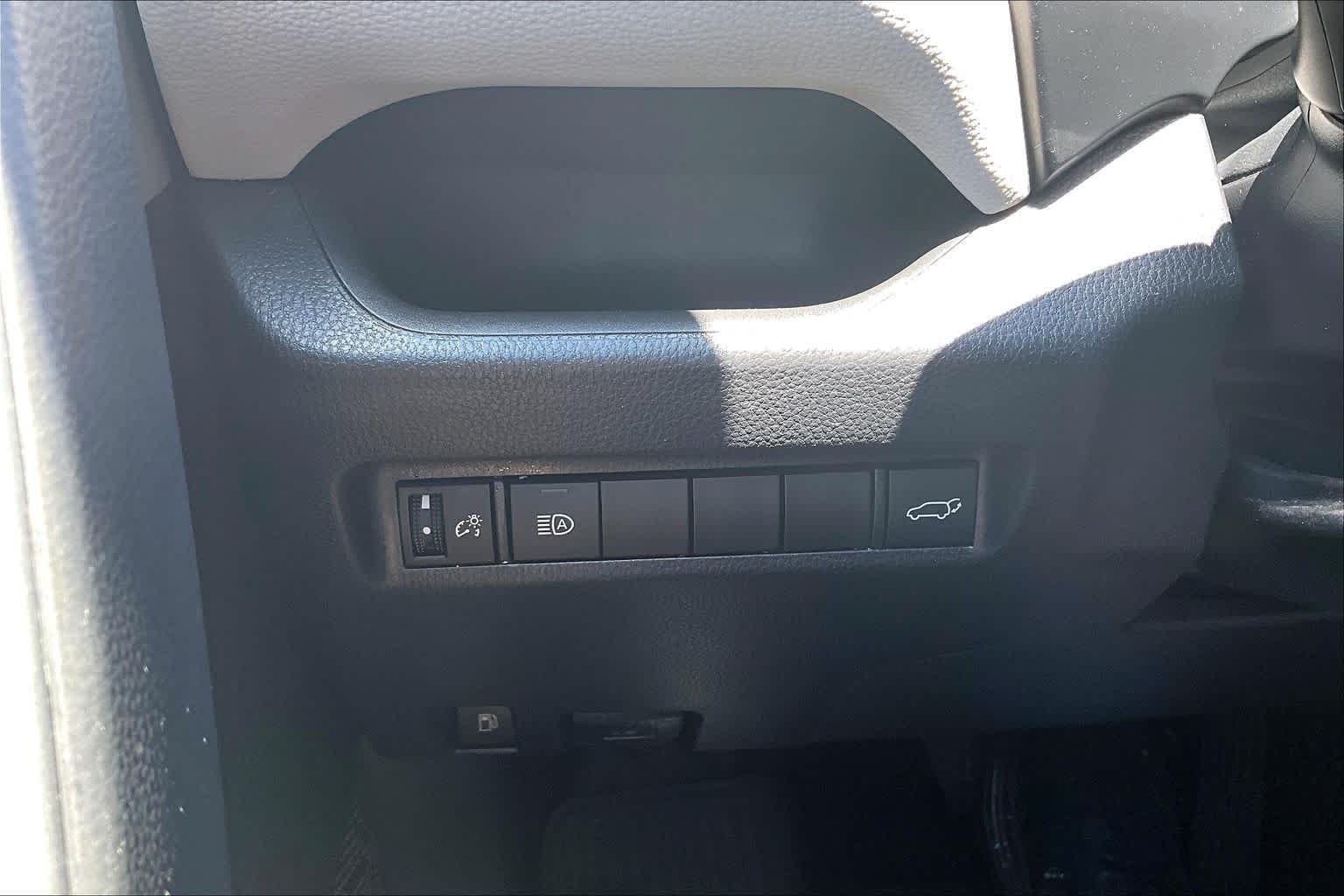 Used 2022 White Toyota Hybrid XLE image 33