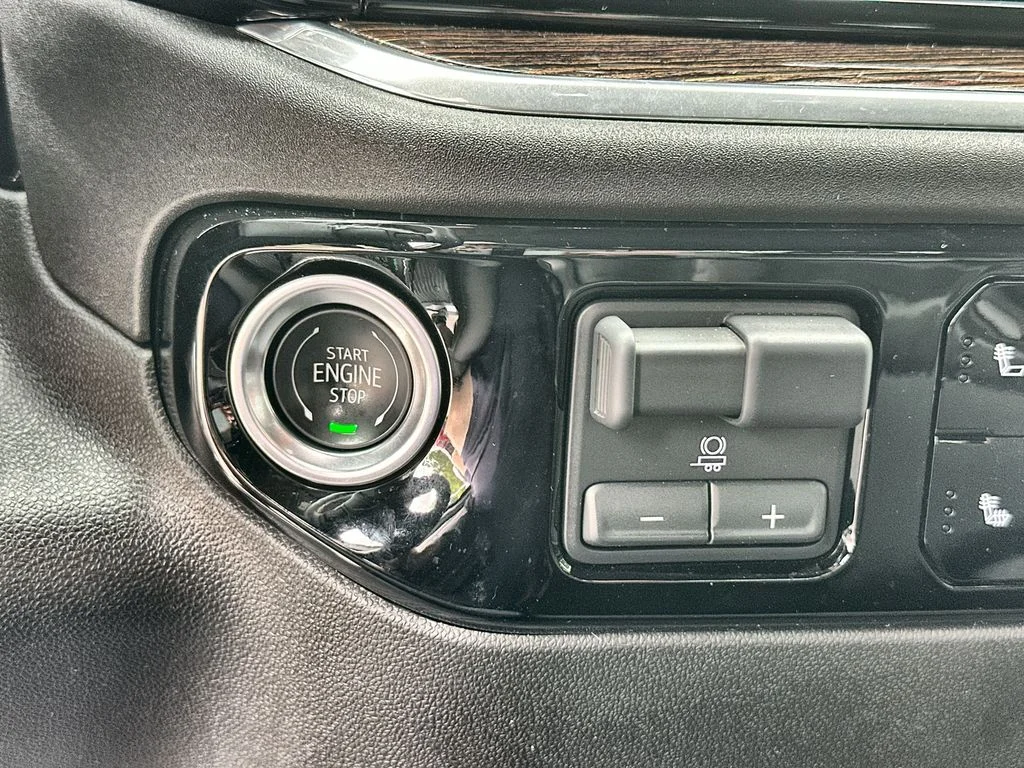 Certified Used 2025 Onyx Black GMC Elevation image 17