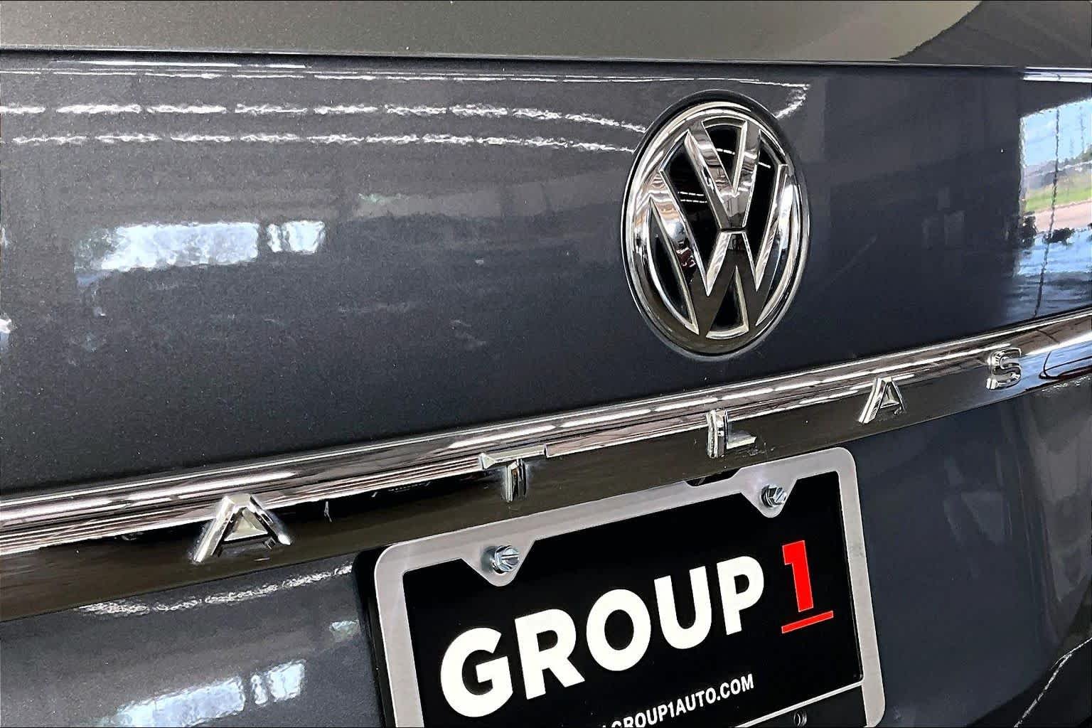 Used 2018 Platinum Gray Metallic Volkswagen 3.6L V6 SE w/Technology image 30