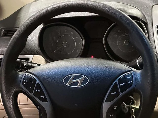 Used 2015 Quartz White Pearl Hyundai SE image 20