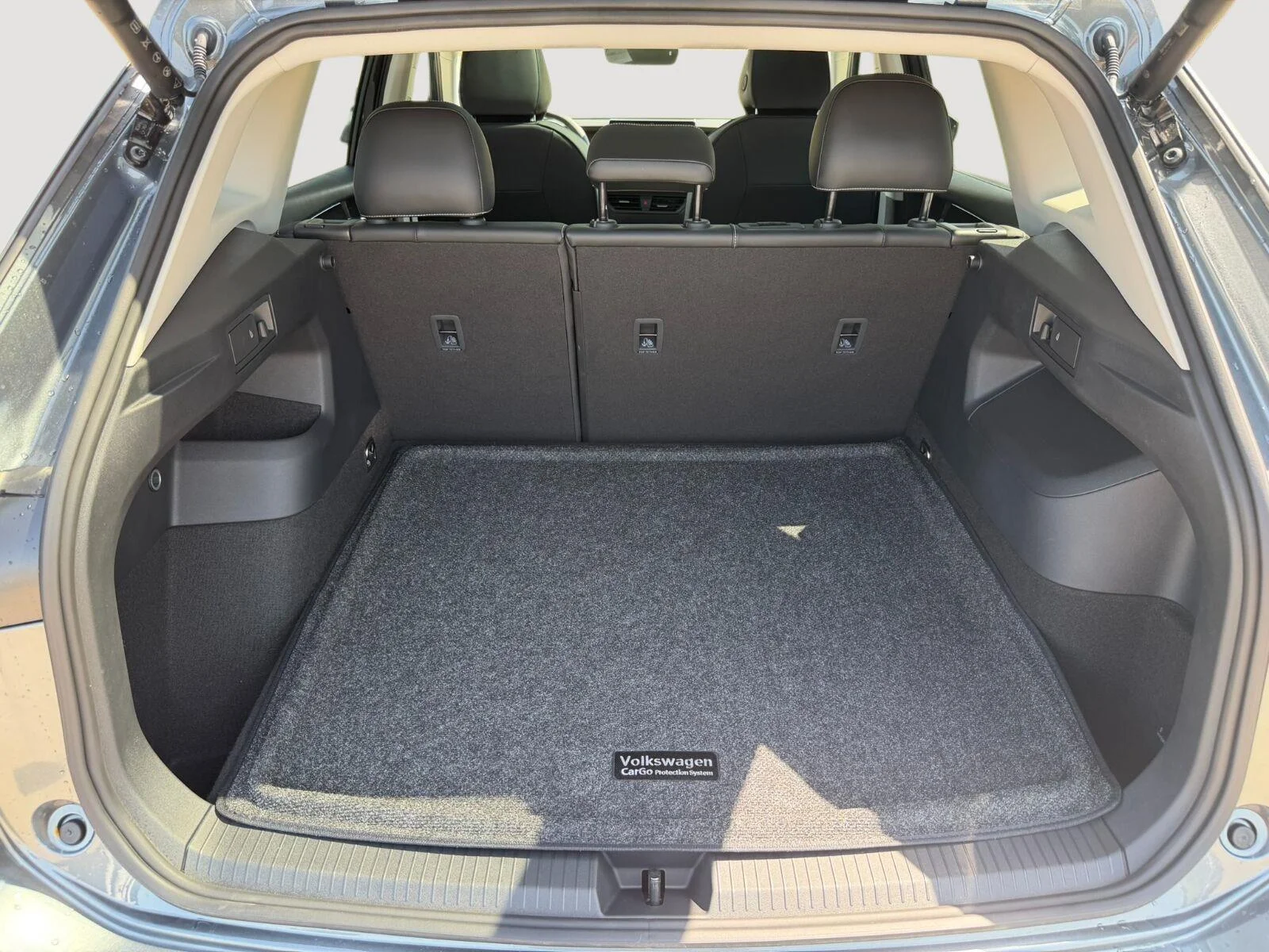 New 2026 Platinum Gray Metallic Volkswagen SE image 10