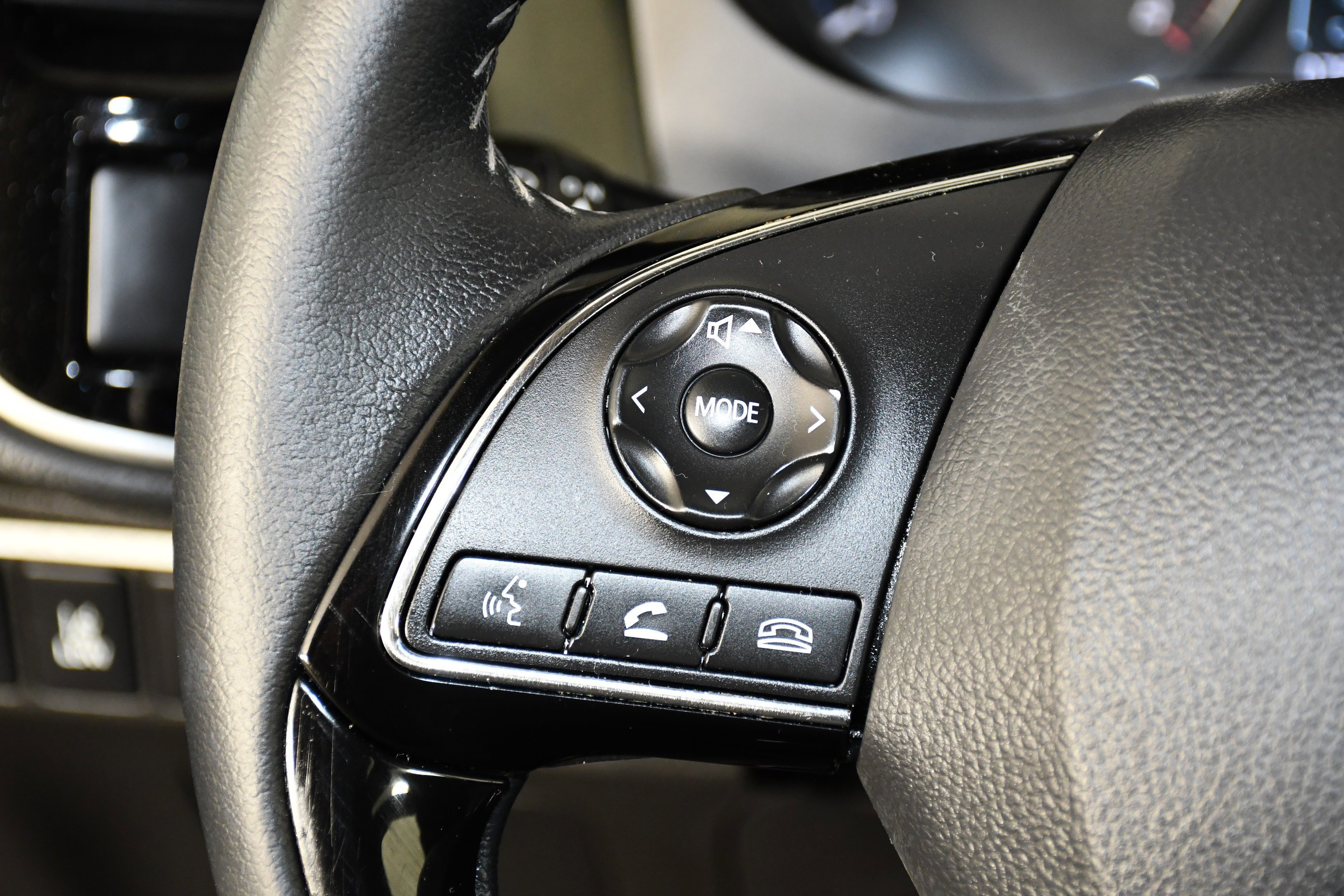Used 2020 Labrador Black Metallic Mitsubishi SEL image 20