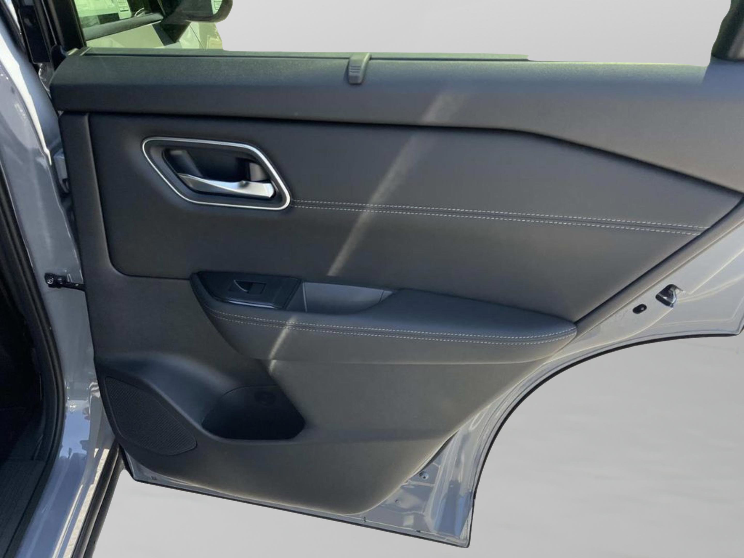 New 2026 Boulder Gray Pearl / Super Black Two-tone Nissan Platinum image 12