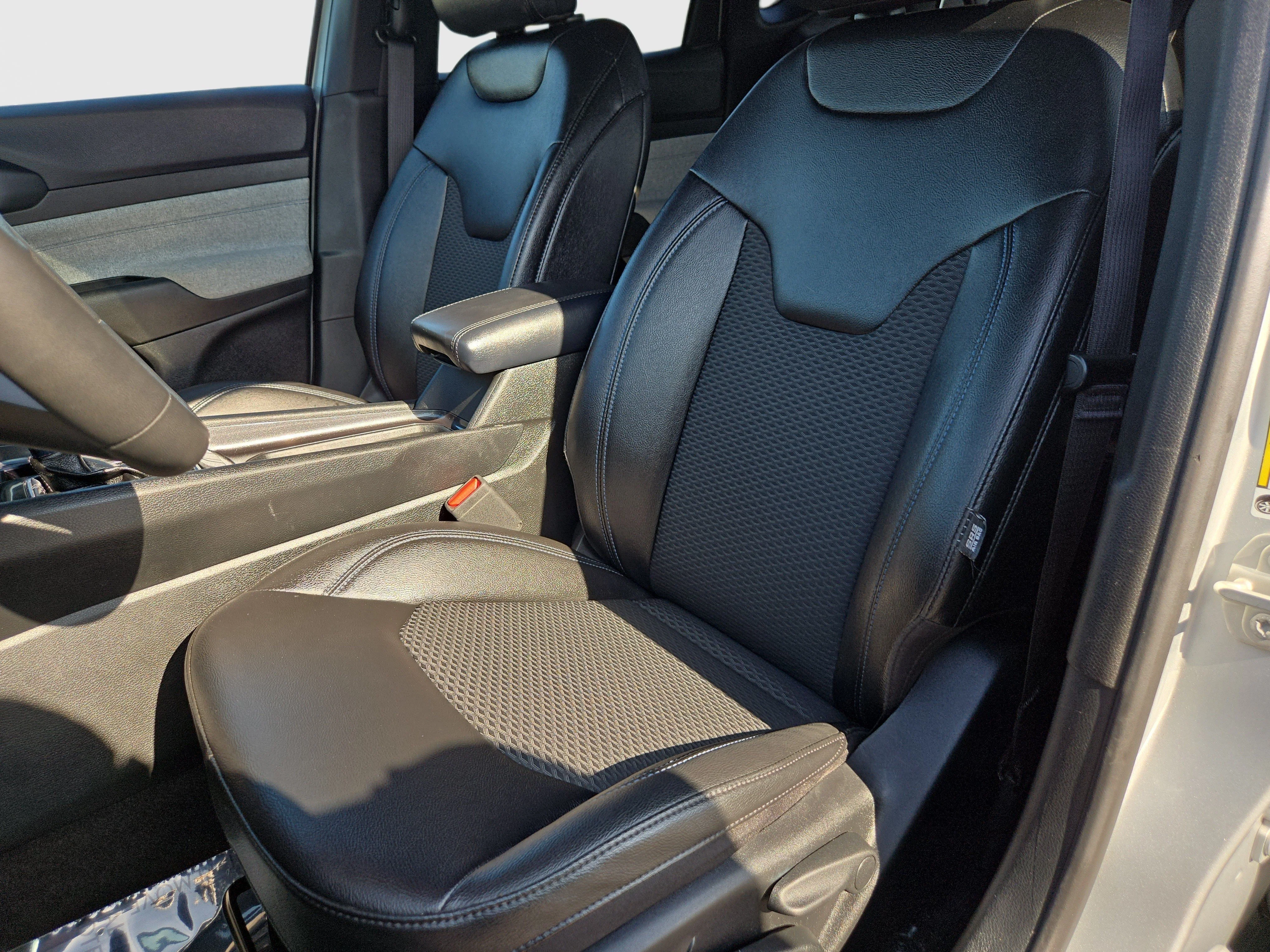 Certified Used 2024 Silver Jeep Latitude image 12